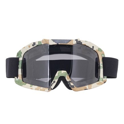 Kacamata hitam mengendarai sepeda motor